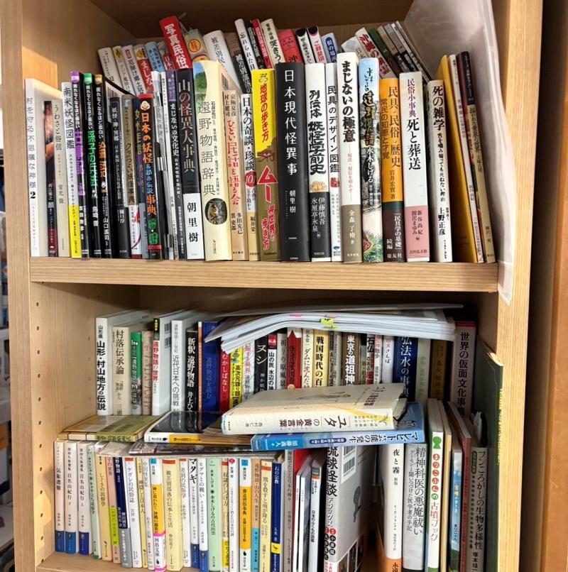 Le lieu de travail était rempli de documents sur le folklore. Il y avait aussi 'Mu'.