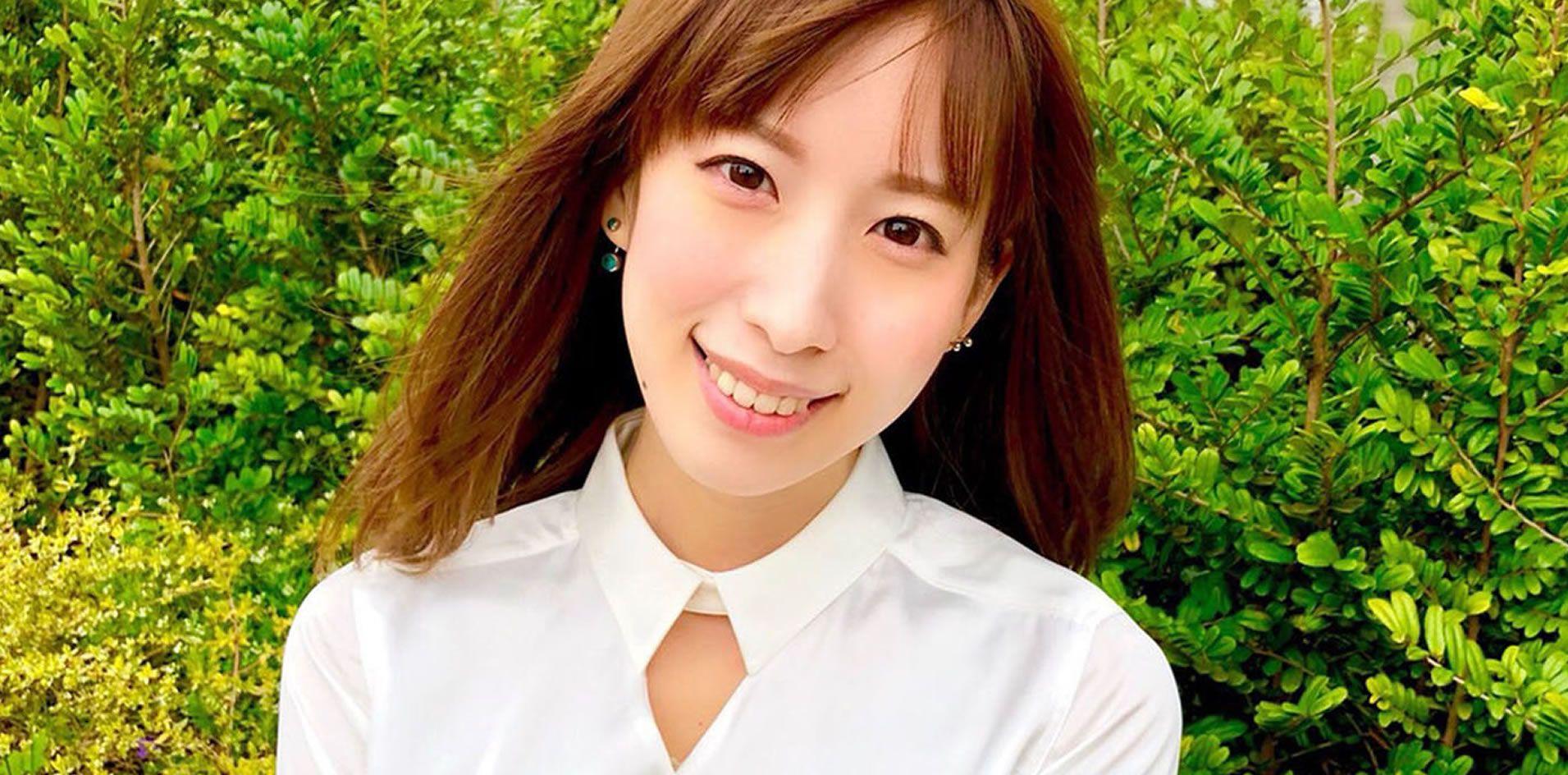 Ami Koshimizu en pleine action lors du tournoi Beyblade X, concentrée sur son Beyblade