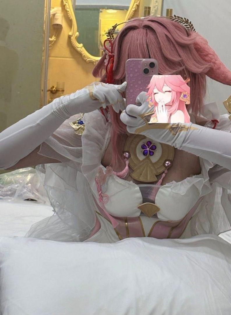 Superbe réalisation du cosplay de Yae Miko, capturant l'essence du personnage de Genshin Impact.