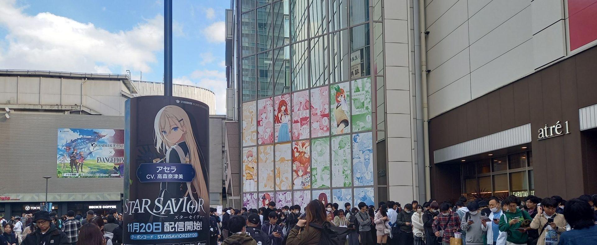 Longue file d'attente s'étendant dans les rues d'Akihabara pour les produits Gotoubun no Hanayome