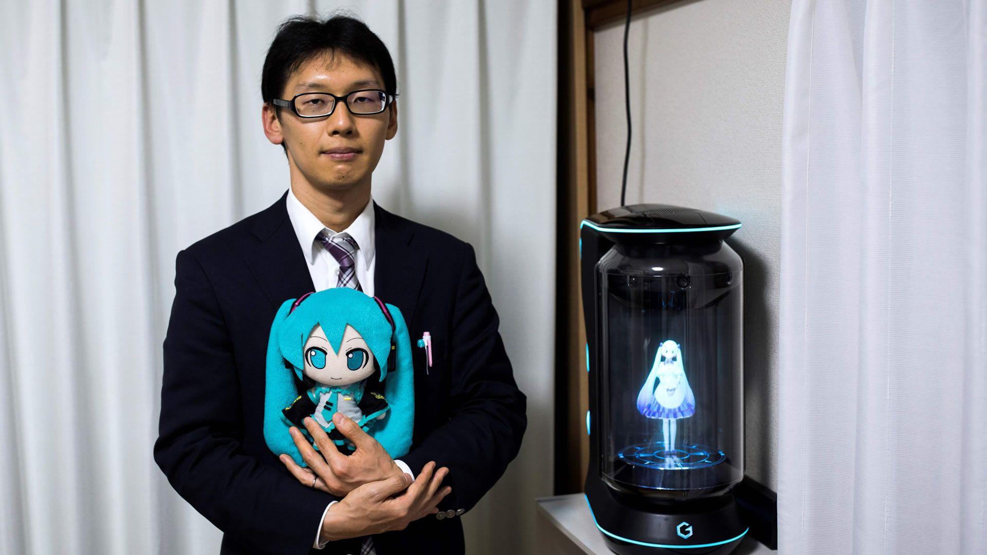 Akihiko Kondo posant avec une figurine grandeur nature de Hatsune Miku, son épouse virtuelle.