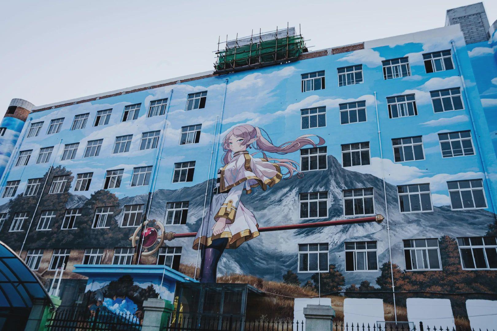 Vue rapprochée du mural de Frieren à Jinan, Chine, confirmant l'authenticité de l'œuvre d'art