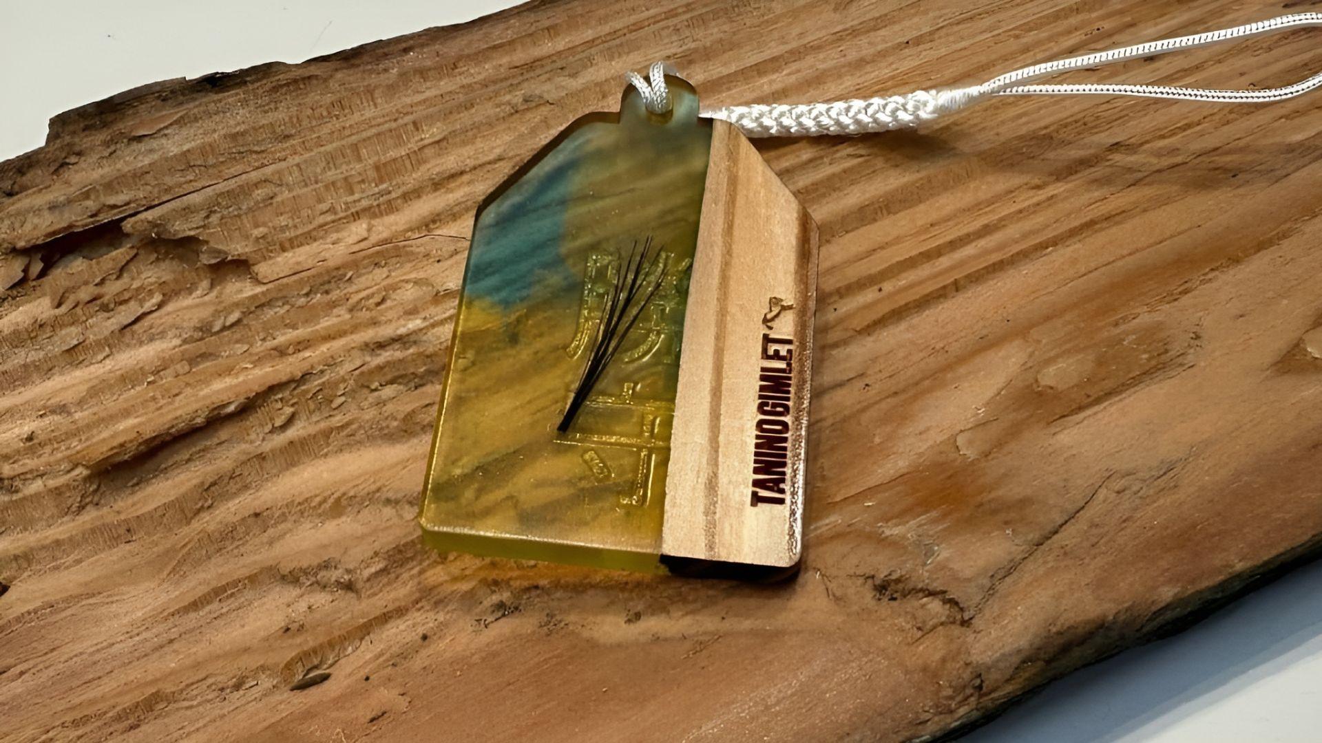 Amulettes uniques fabriquées à partir de bois brisé par Tanino Gimlet pour les fans d'Umamusume