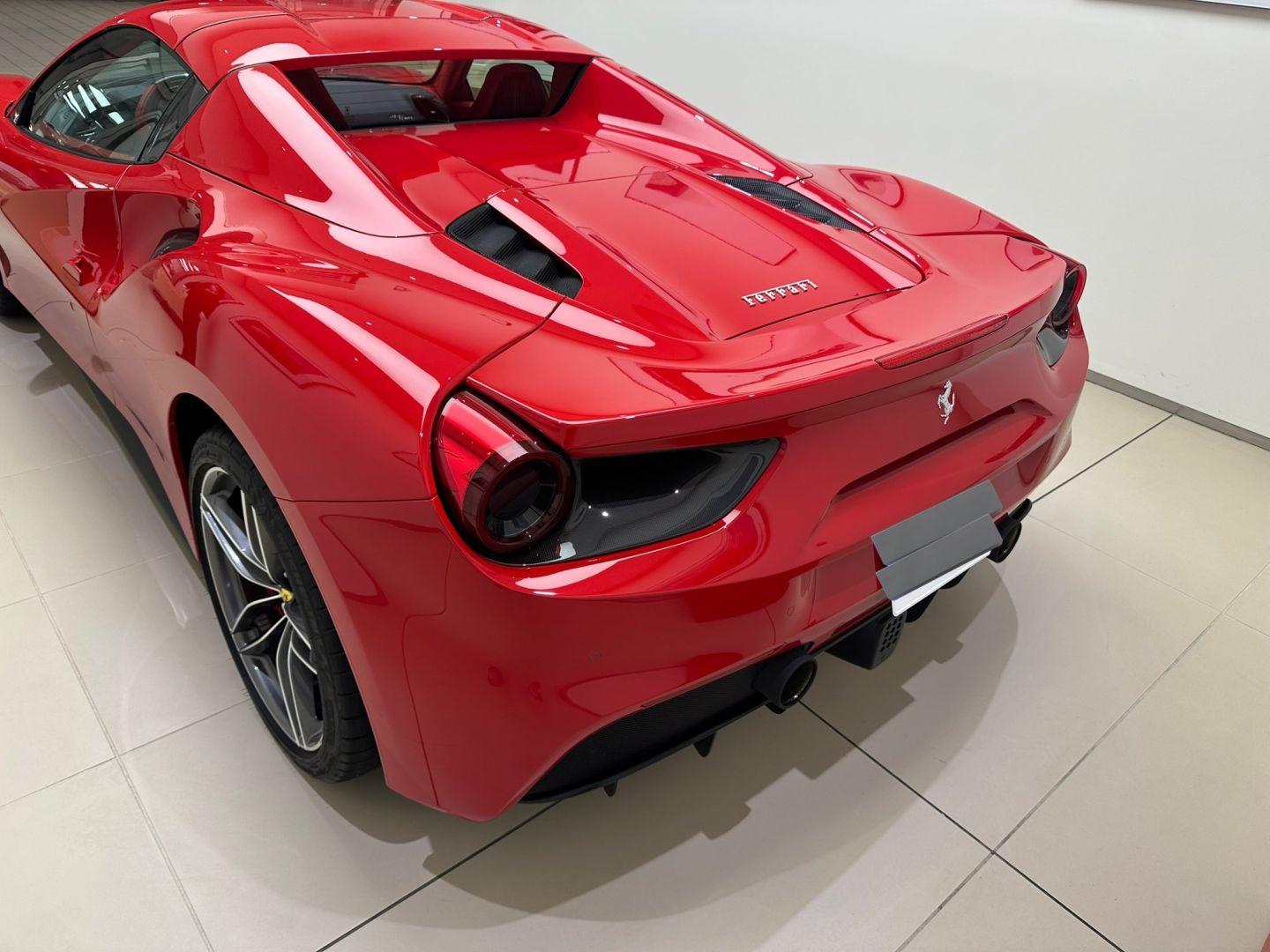 Intérieur luxueux de la Ferrari acquise par l'auteur de manga Manno