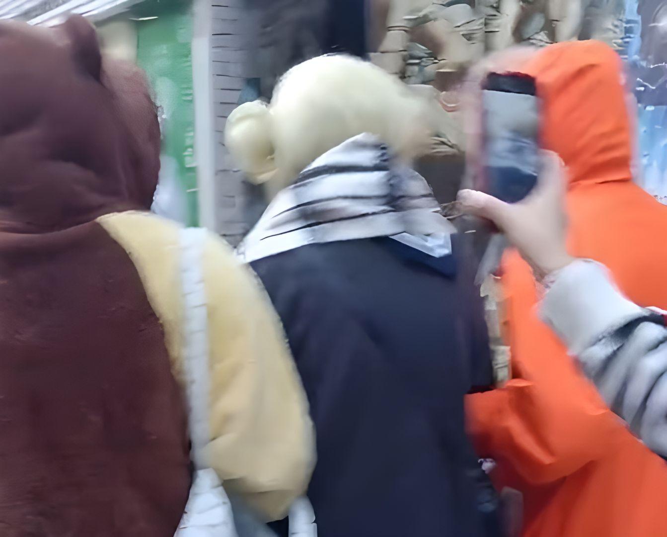 Foule entourant la cosplayer de My Hero Academia avant l'agression en Chine