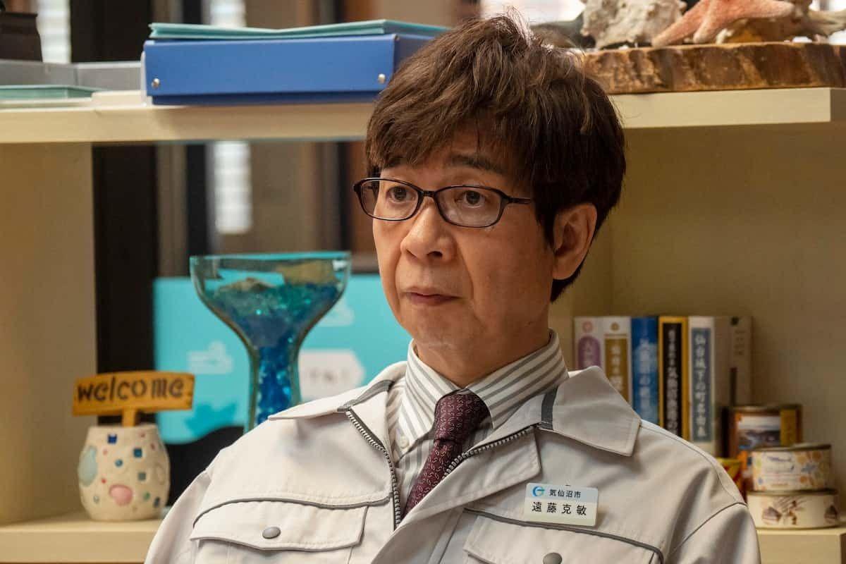 Microphone et ondes sonores symbolisant la voix et la technologie IA