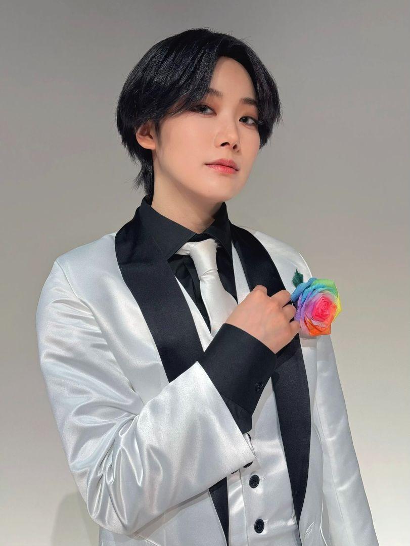 Hina Suguta posant en cosplay de Rei-sama, personnage de 'Kaichou wa No.1 Host'.