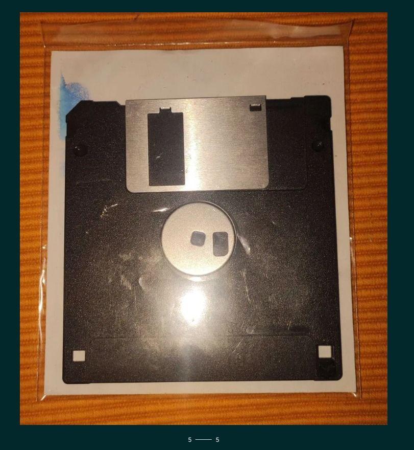 Affiche promotionnelle de Tsukihime froissée et disquette détruite