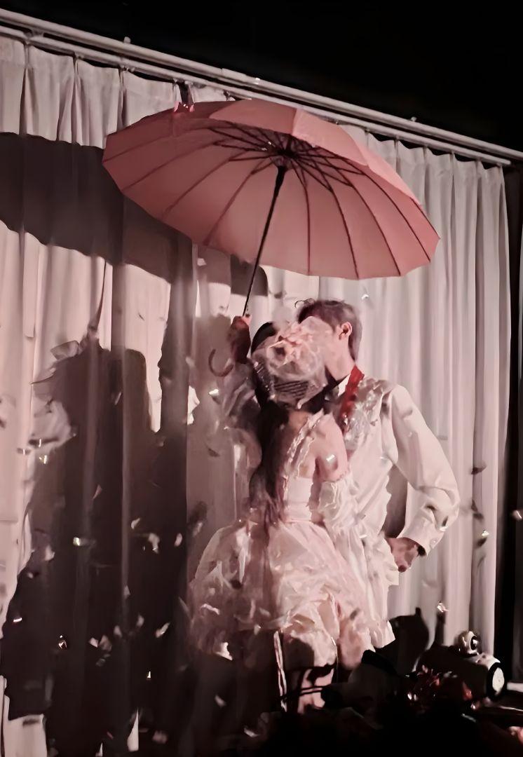 Jeune femme chinoise et son 'copain de location' dans un jeu de rôle immersif