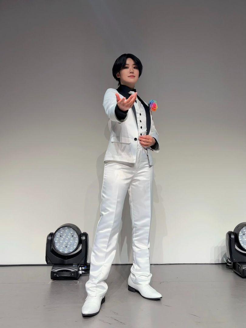 Portrait d'Hina Suguta en Rei-sama, avec un costume blanc élégant confectionné par Shoya Ishige.