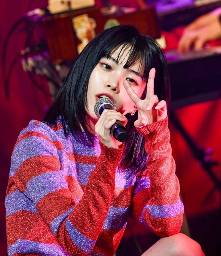 Aina The End : De la Rue aux Lumières de Tokyo