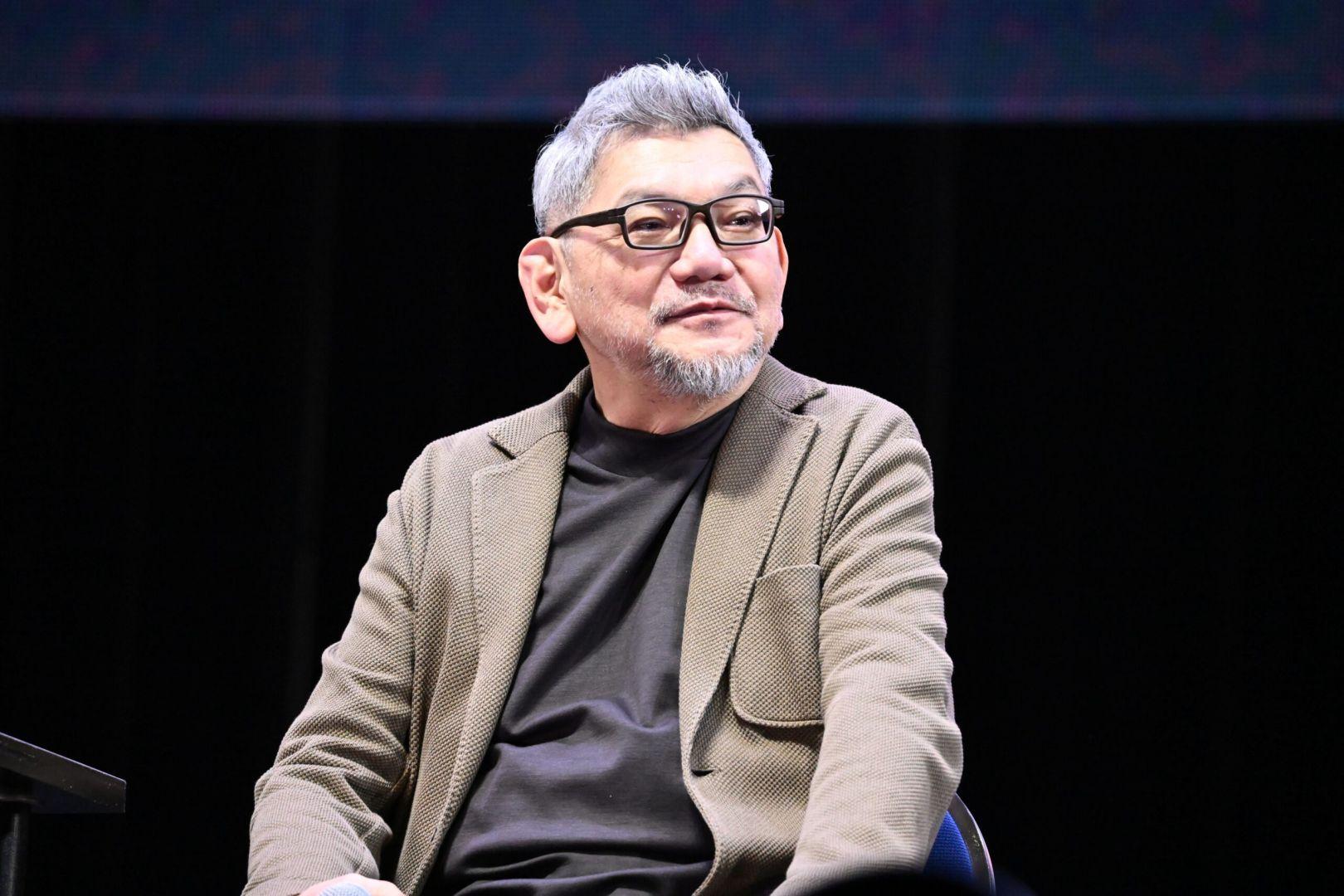 Hideaki Anno discutant du pic de créativité à 30 ans, une période cruciale pour les artistes.