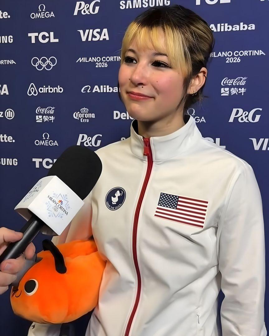 Alysa Liu, patineuse artistique olympique, souriante avec une peluche de Pochita de Chainsaw Man, confirmant son statut d'otaku lors des Jeux Olympiques.